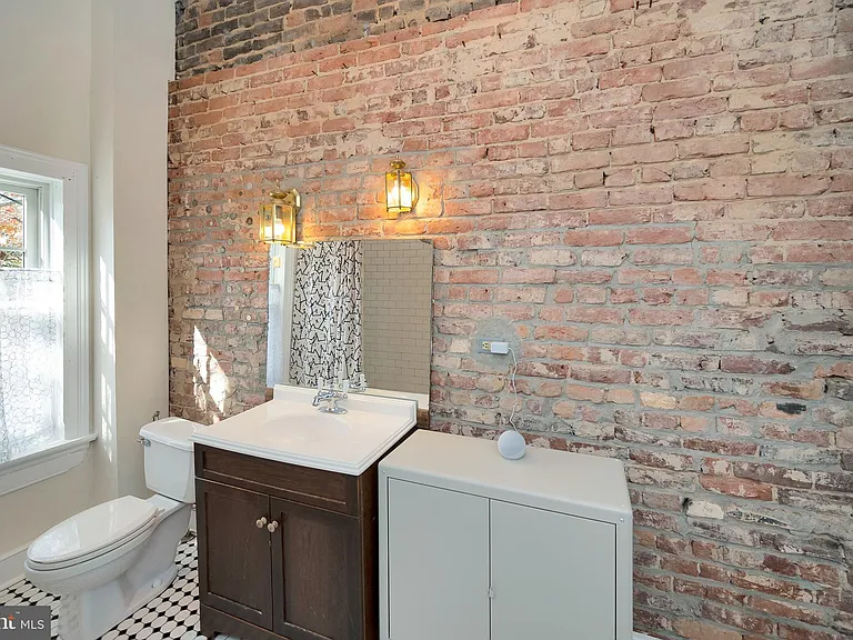 305 Prince Edward St — Photo 37