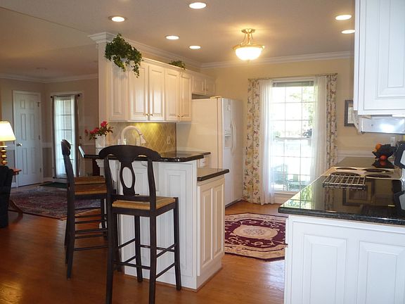 5th image of 210 Meadow Oaks Dr