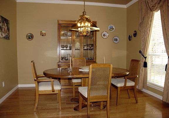 3rd image of 3110 Kingsbury Dr