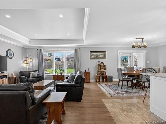 5th image of 195 Rosebank Cres