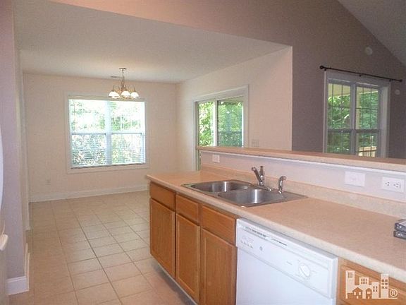 3rd image of 218 Gardenview Court NE