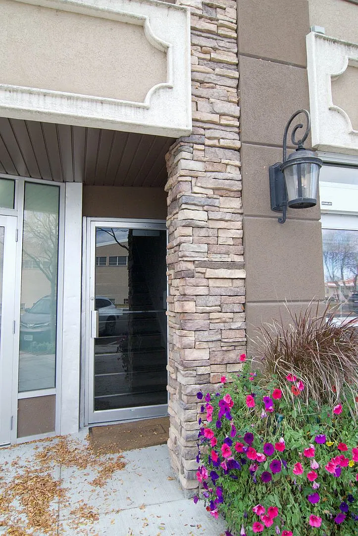 37 W Main St — Photo 1