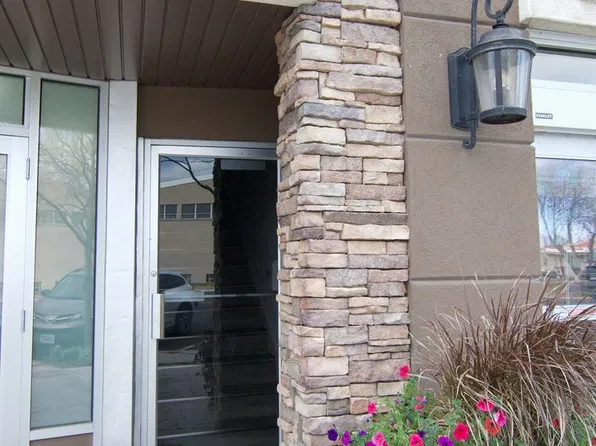 37 W Main St