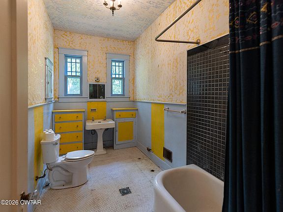 18th image of 3061 Highland St