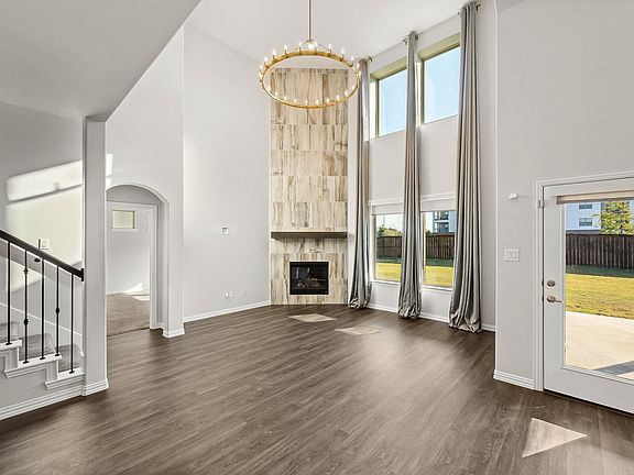 Huge Living Space with Luxurious Fireplace