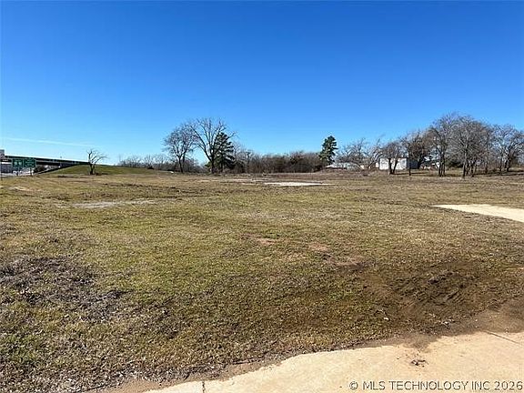 2nd image of 814 S Service Rd