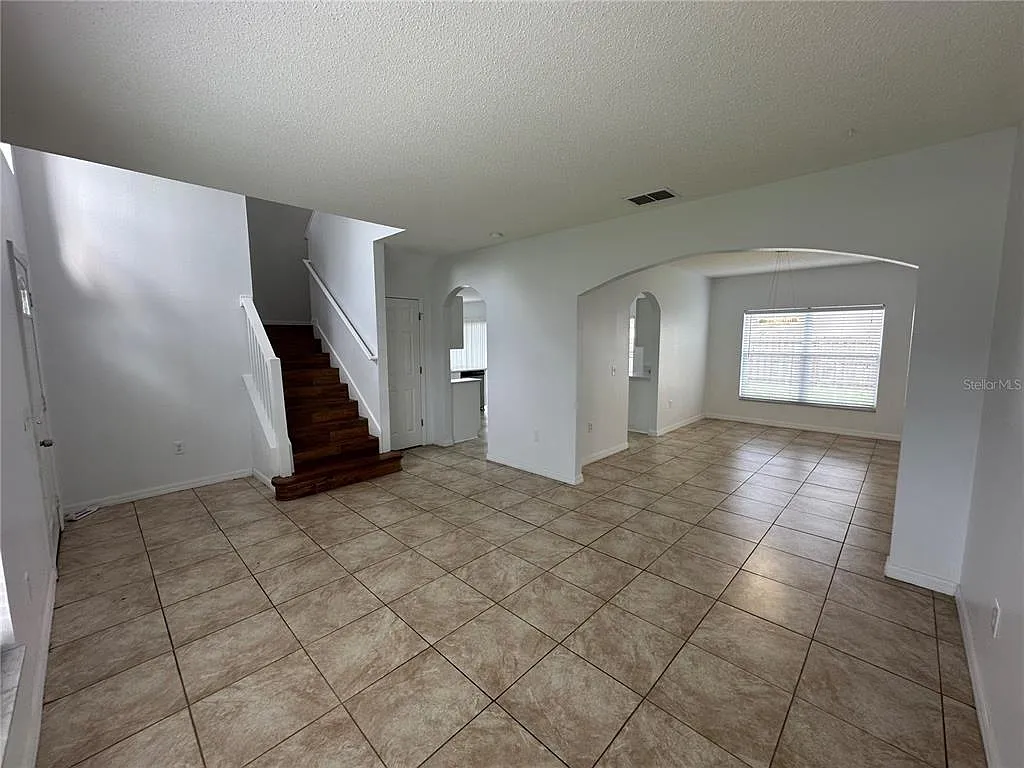 4 bed, 2.5 bath, 2113 sqft, $1,998 — Photo 3