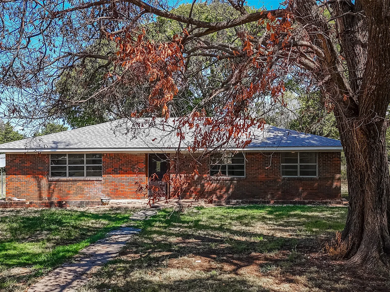 3 bed, 1.0 bath, 1344 sqft, $1,200 — Photo 2