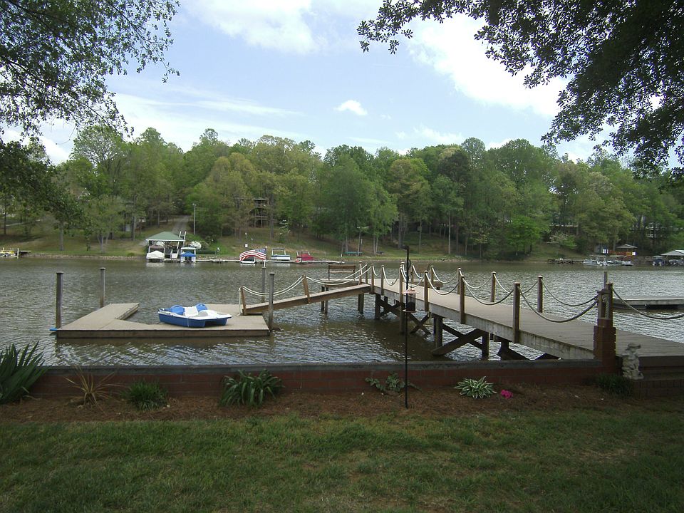 1st image of 220 Canal Dr