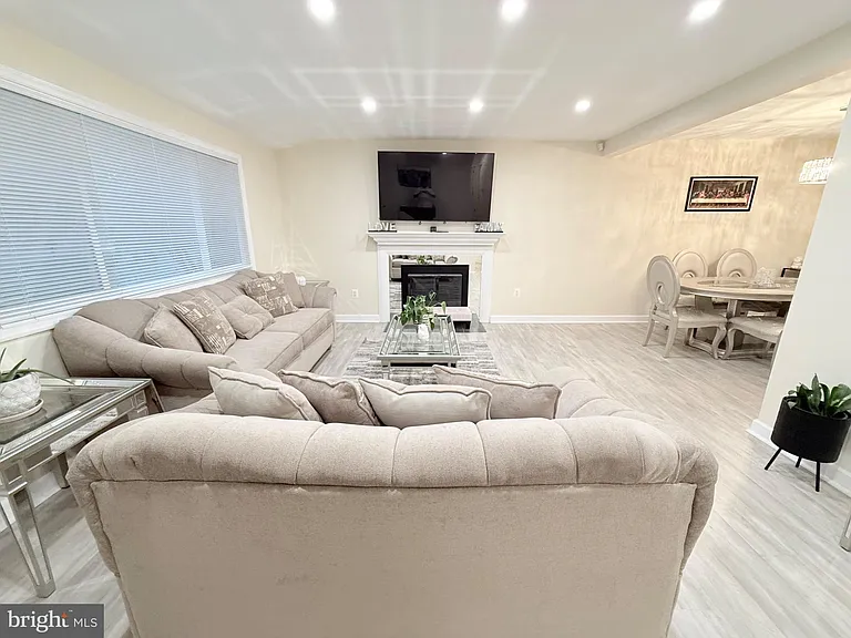 6910 Fern Pl — Photo 2