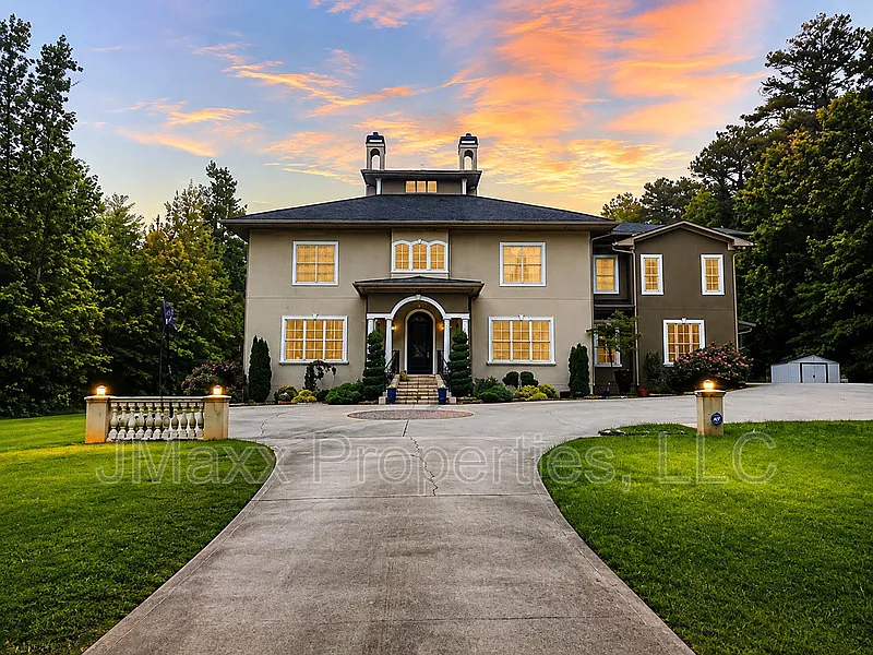 7 bed, 7.5 bath, 13202 sqft, $7,500 — Photo 2
