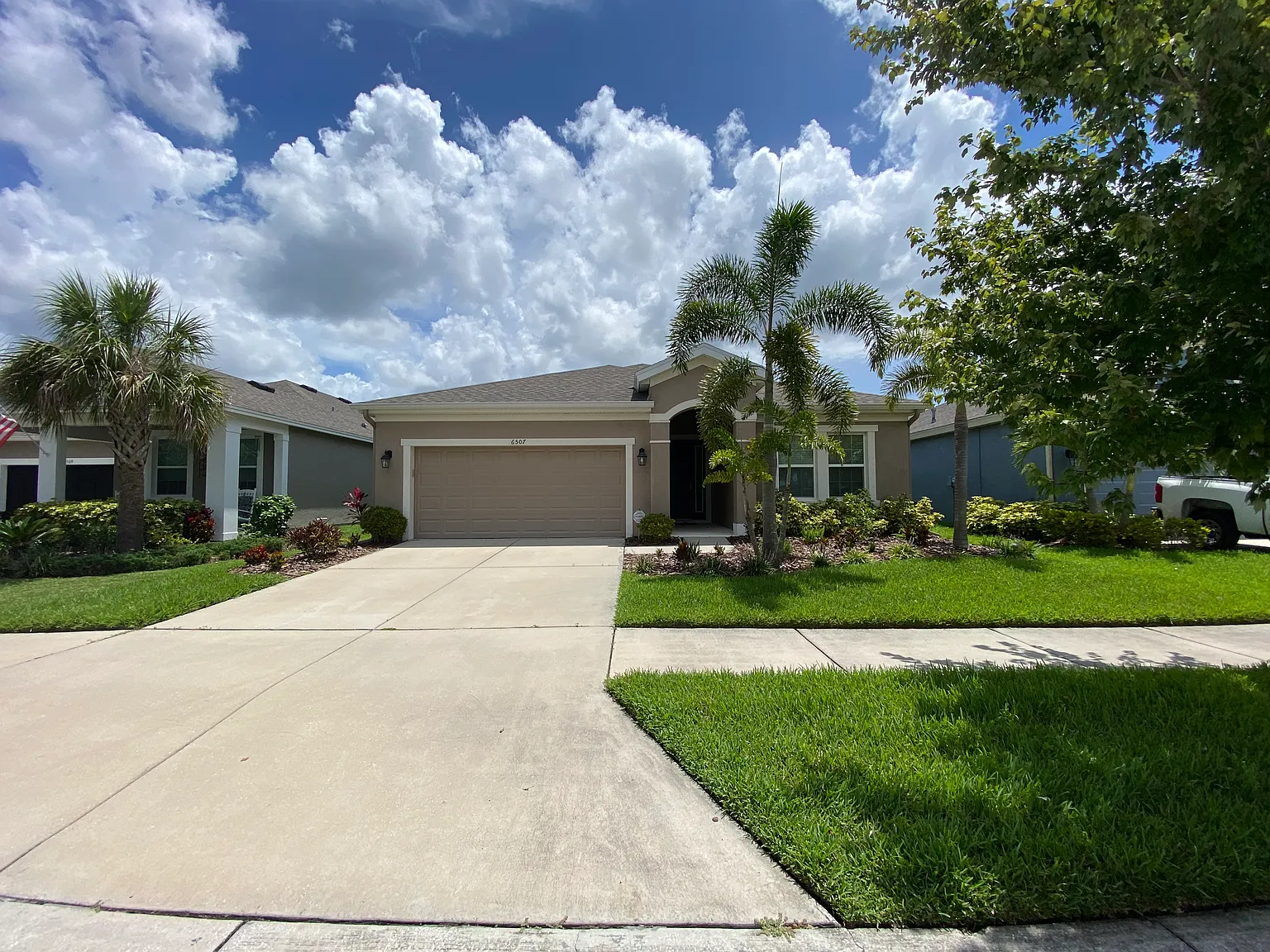 Gorgeous 4/2 In Desirable Location — Photo 2