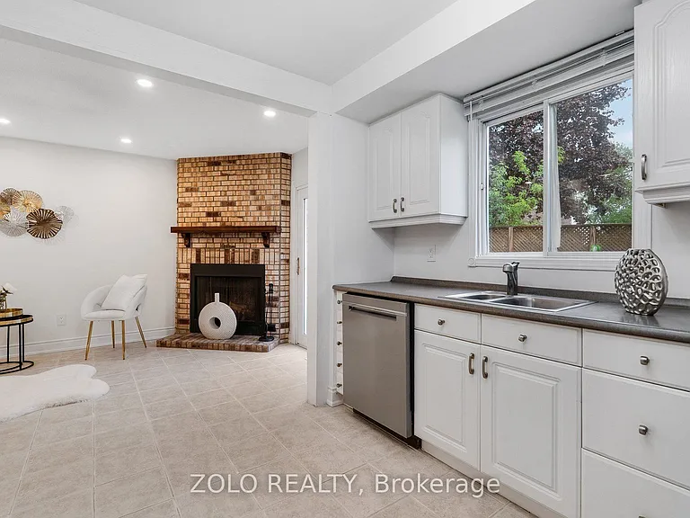 272 Elman Cres — Photo 16