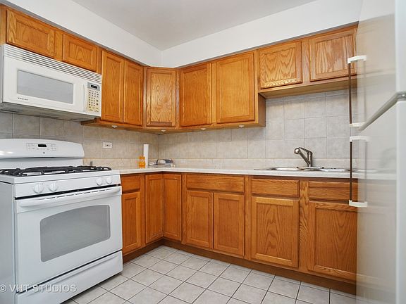 5th image of 13 King Arthur Ct APT 15