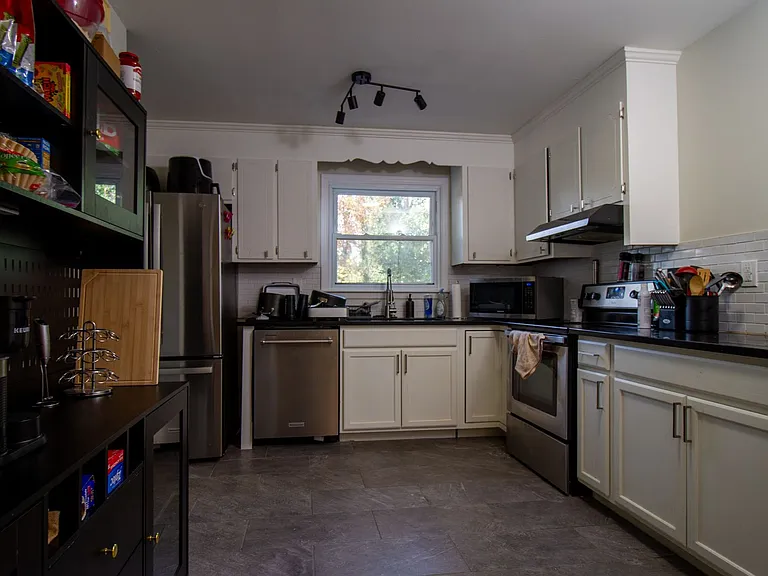 3520 Sargeant Dr — Photo 10