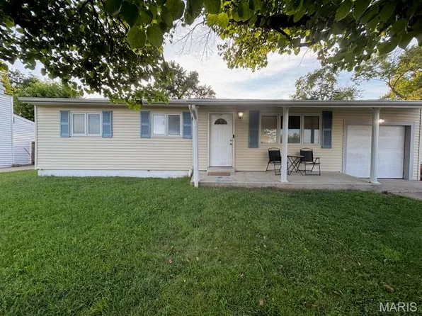 3319 Royal Domain Dr, Saint Charles, MO 63301