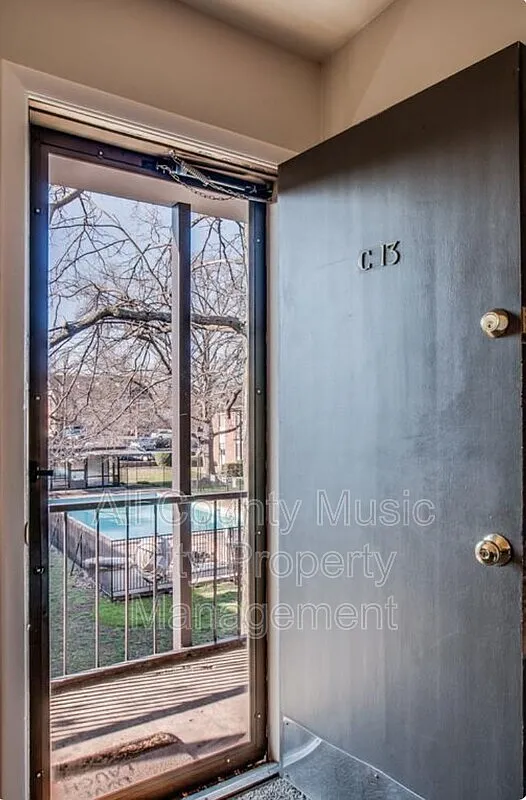 1 bed, 1.0 bath, 552 sqft, $1,200 — Photo 2