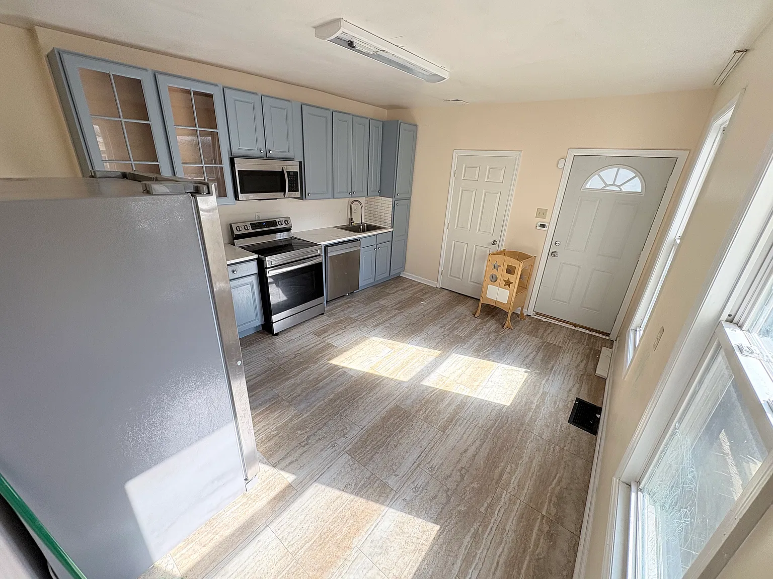 630 Troy St — Photo 2