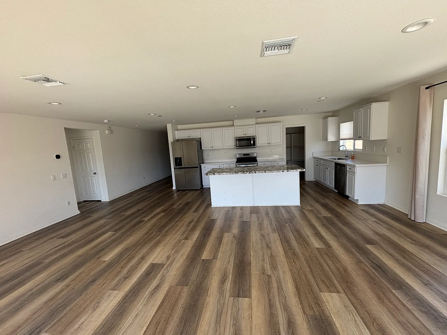 3 bed, 1754 sqft, $3,400 — Photo 4