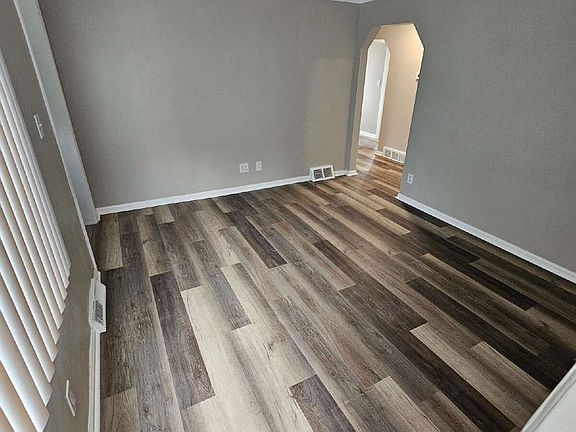 3rd image of 22447 Oaklane St