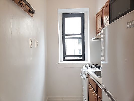 4th image of 209 W 104th St APT 4F