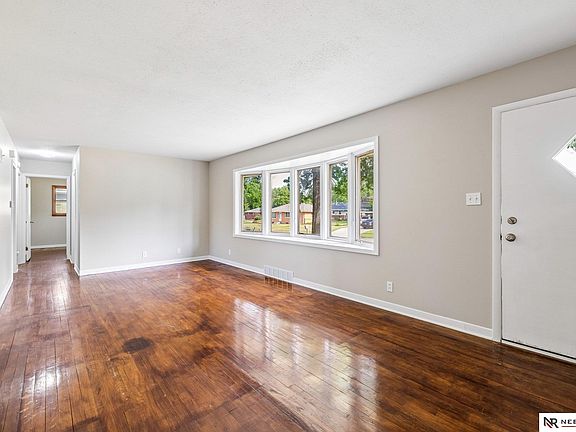 5th image of 6021 Lexington Ave