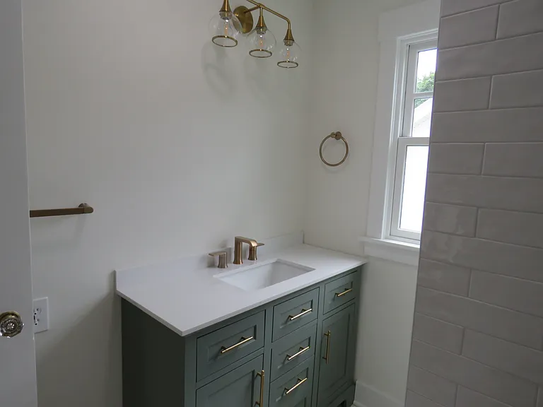 Third (3rd) floor full bath