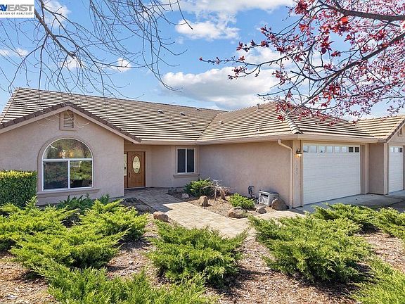 2nd image of 1105 Paradise Peak Rd