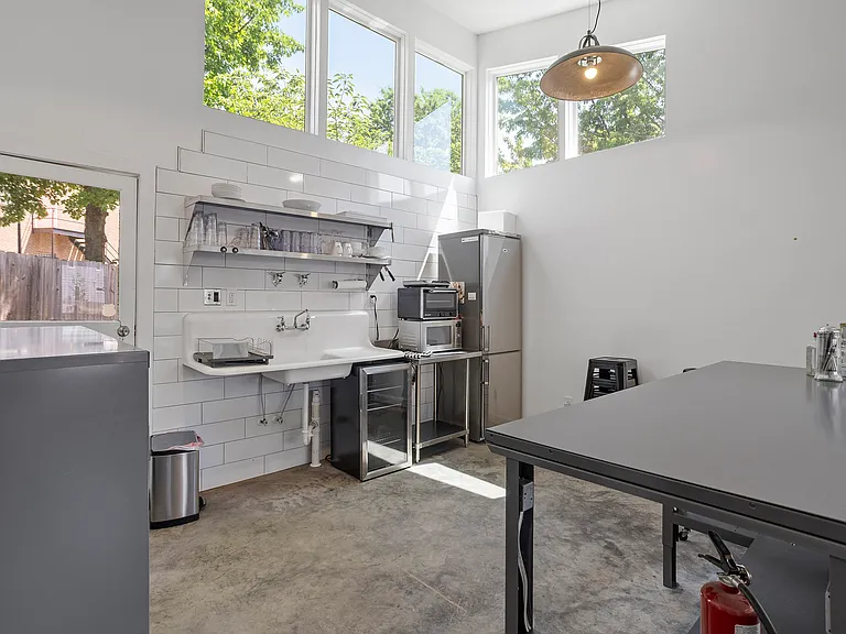 545 E Lenoir St — Photo 2