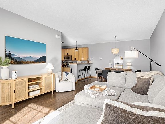5th image of 4811 Blaine Ave #102