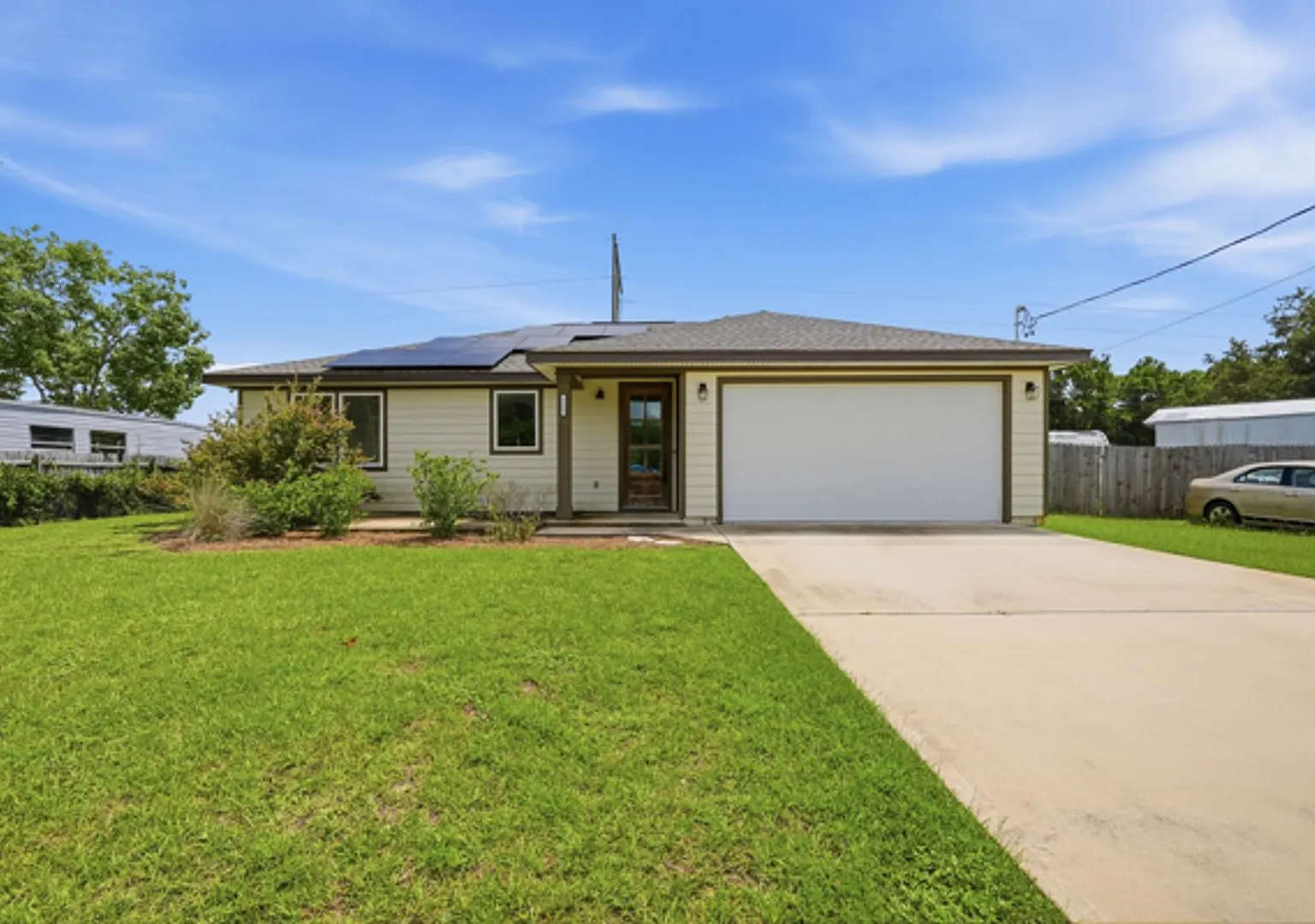 3-Bedroom Home on a Large Lot in Gulf Breeze — Photo 2