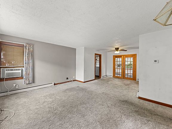 4th image of 136 Ash St