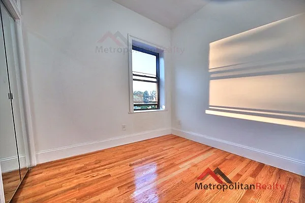 Rented by Metropolitan Realty | media 37