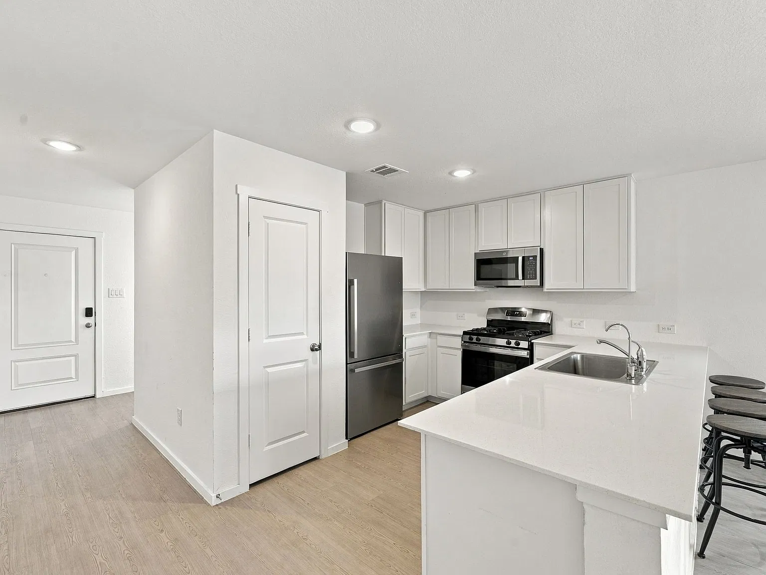4 bed, 2.5 bath, 1885 sqft, $1,650 — Photo 2