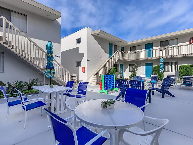 Sea Breeze Beach Apartments — Photo 14