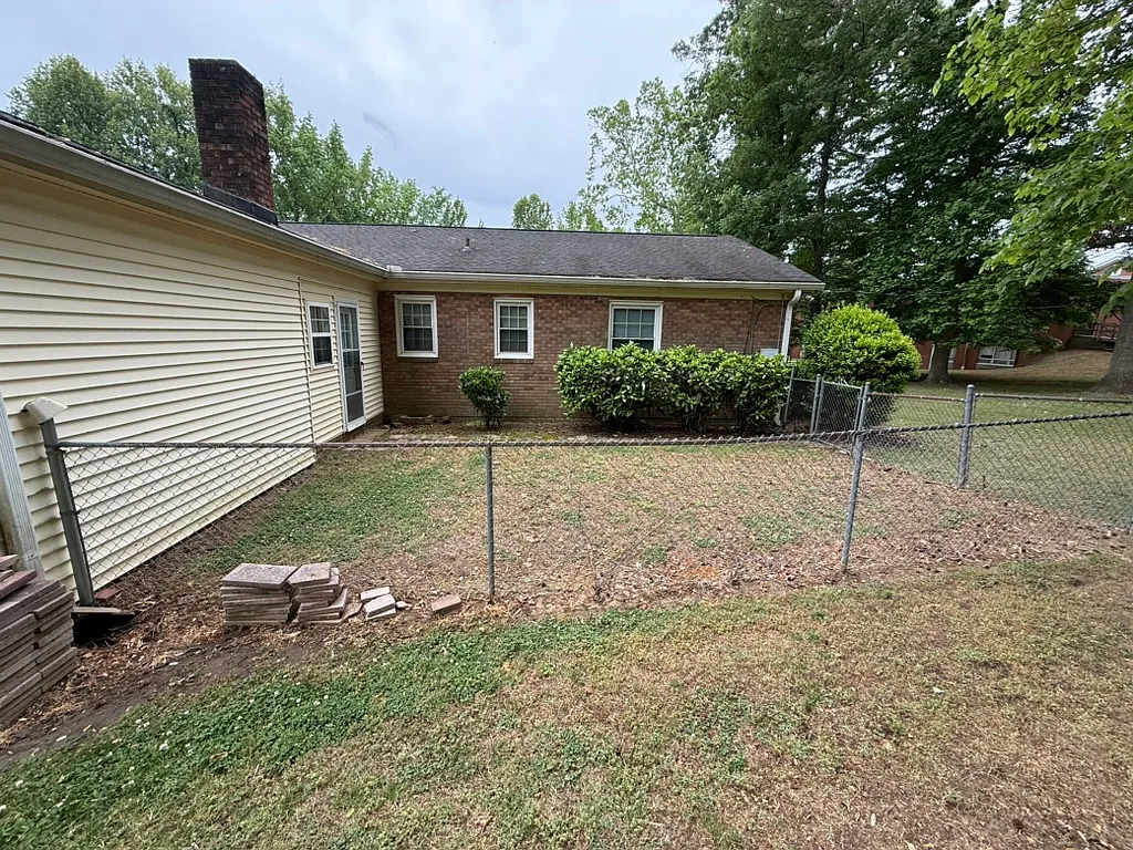 3 bed, 2300 sqft, $1,900 — Photo 4