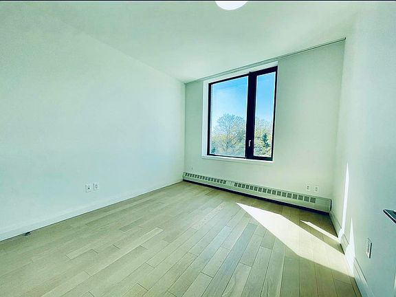 4th image of 3128 Henry Hudson Pkwy E #307