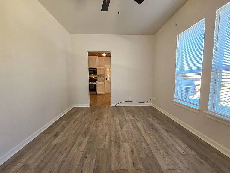 1224 N Market Ave — Photo 23