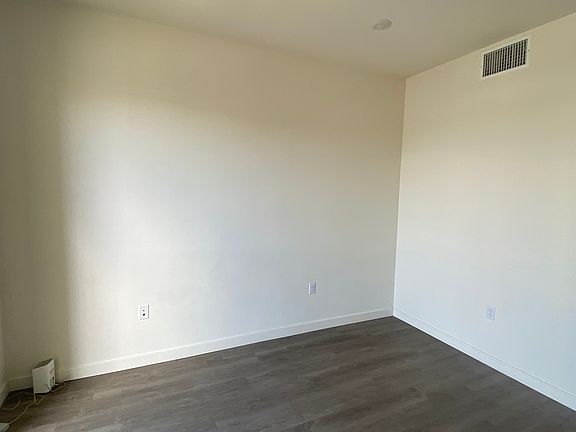 3rd image of 3067 N Park Way #308