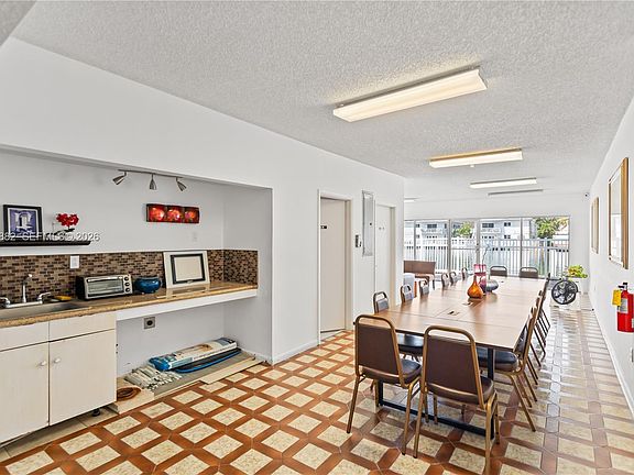5th image of 8530 Byron Ave APT 302