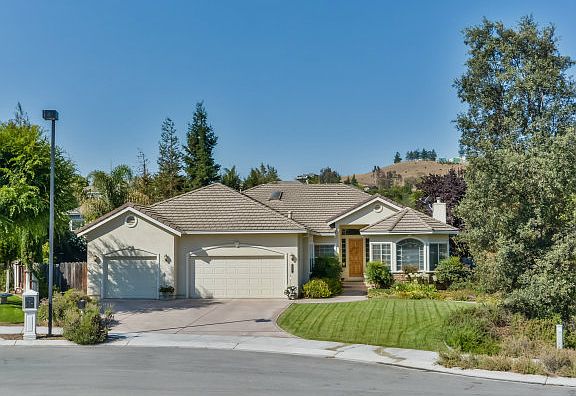 3rd image of 854 Holly Oak Ct