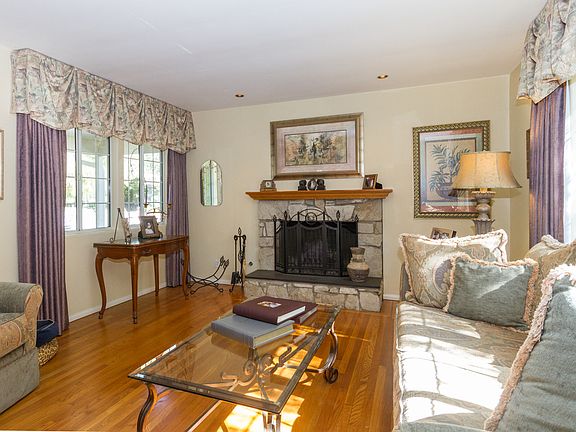 5th image of 1375 E. Hillcrest Dr