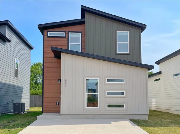 921 Reading Railroad Ln, Bentonville, AR 72713