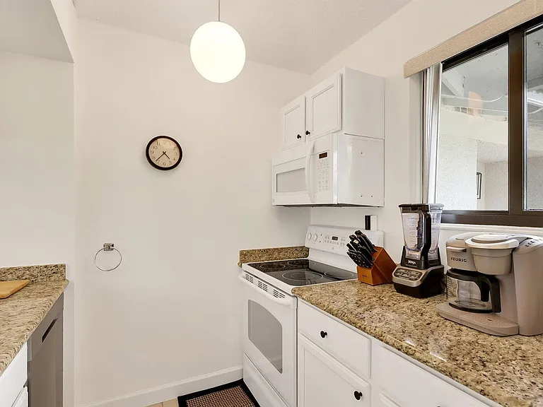 526 Club Dr — Photo 9
