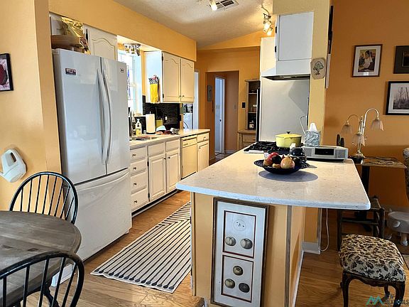 4th image of 815 Yucca St