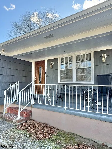 3 bed, 2.0 bath, 1411 sqft, $4,100 — Photo 2
