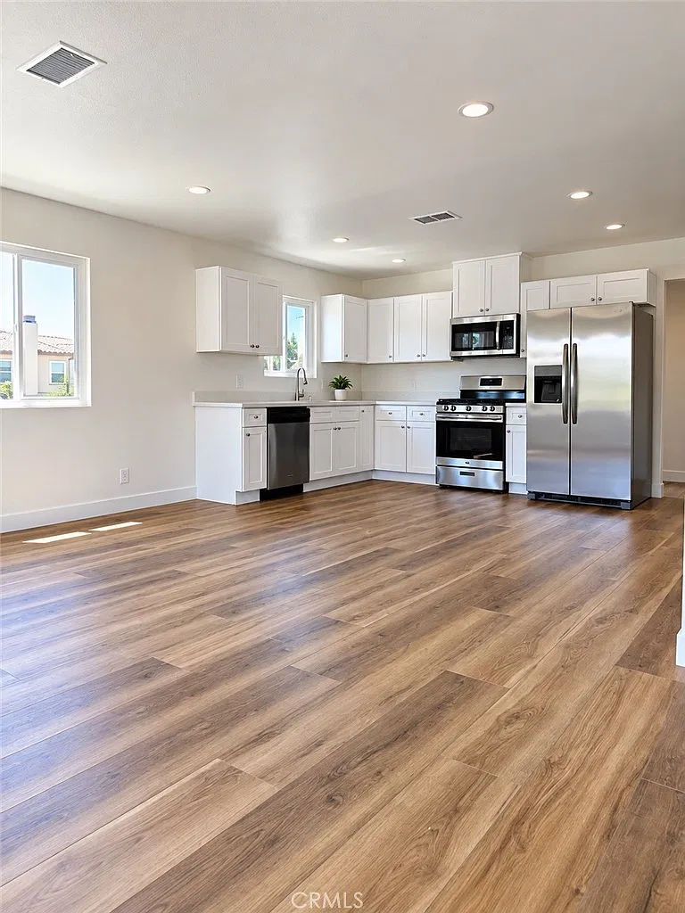 3 bed, 1150 sqft, $3,850 — Photo 2