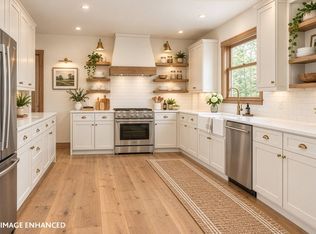 31 Washington Heights Ave, Hampton Bays, NY 11946