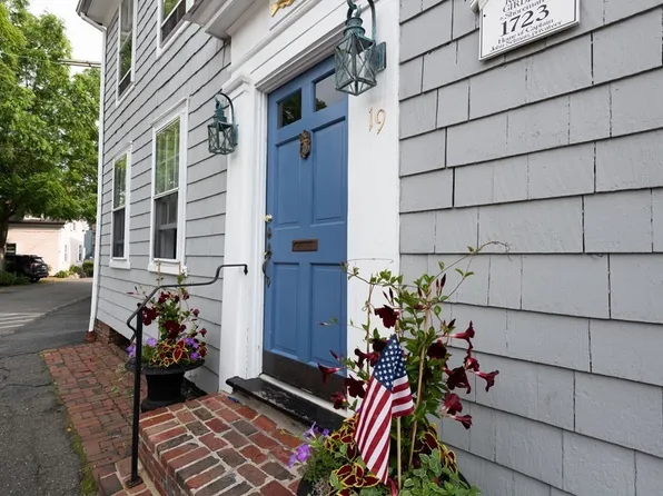 19 Franklin St #4, Marblehead, MA 01945