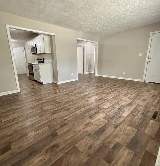 330 Richmond Dr — Photo 5